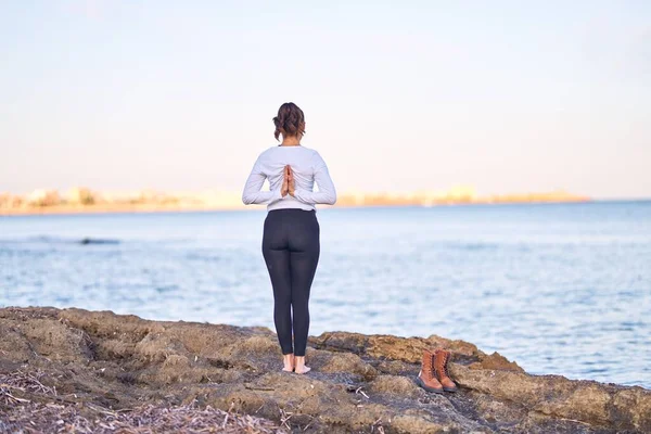 Junge Schöne Sportlerin Praktiziert Yoga Trainer Steht Auf Dem Rücken — Stockfoto