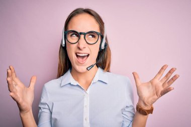 Genç, güzel çağrı merkezi ajanı, gözlüklü, kulaklık takan, deli gibi bağıran, saldırgan ifadeler ve kollar havada bağıran bir kadın. Hayal kırıklığı konsepti.