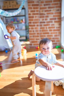 Anaokulunda bir sürü oyuncakla oynayan güzel çocuklar.