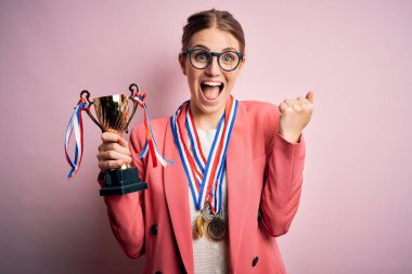 Pembe arka planda madalyalar takmış genç, güzel, kızıl saçlı bir kadın gururla bağırıyor, zaferi ve başarıyı kutluyor.