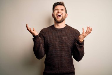 Sarışın, sakallı ve mavi gözlü genç bir adam çılgın ve çılgın bir başarıyı kolları havada ve gözleri kapalı heyecanla bağırarak kutluyor. Kazanan konsept