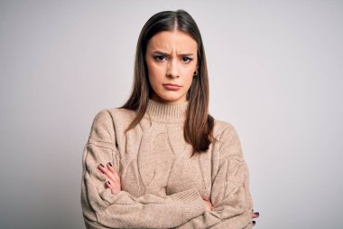 Genç, güzel, esmer, sıradan bir süveter giyen, beyaz arka planda duran, kuşkucu ve gergin, yüzünde çapraz kollu tasvip etmeyen bir ifade. Negatif kişi.