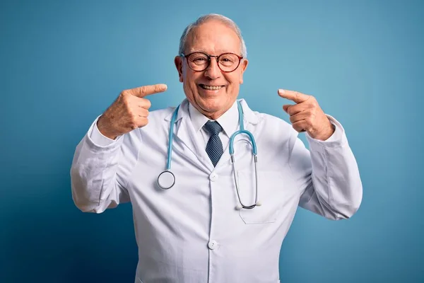 Senior Doctor Canoso Hombre Usando Estetoscopio Abrigo Médico Sobre Fondo —  Fotos de Stock