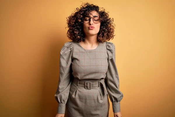 Krásná Arabské Obchodní Žena Sobě Šaty Brýle Stojící Nad Žlutým — Stock fotografie