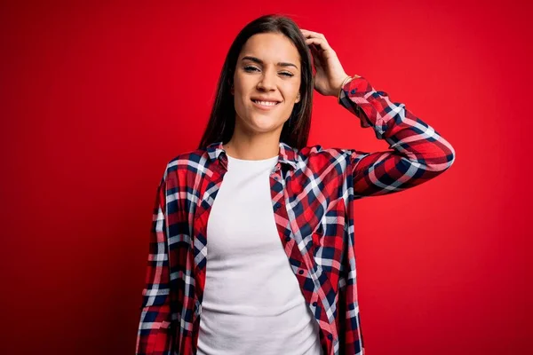 Junge Schöne Brünette Frau Lässigem Hemd Das Über Isoliertem Rotem — Stockfoto