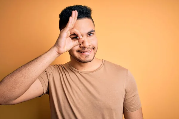 Mladý Pohledný Muž Neformálním Tričku Stojící Nad Izolovaným Žlutým Pozadím — Stock fotografie