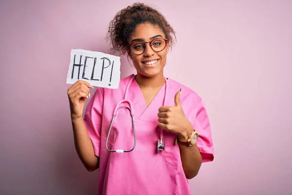 Afrikanische Amerikanische Ärztin Trägt Medizinische Uniform Und Stethoskop Hält Hilfepapier — Stockfoto