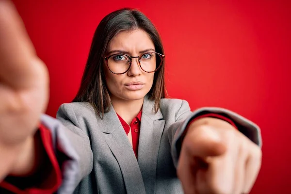 Jeune Belle Femme Affaires Aux Yeux Bleus Portant Des Lunettes — Photo