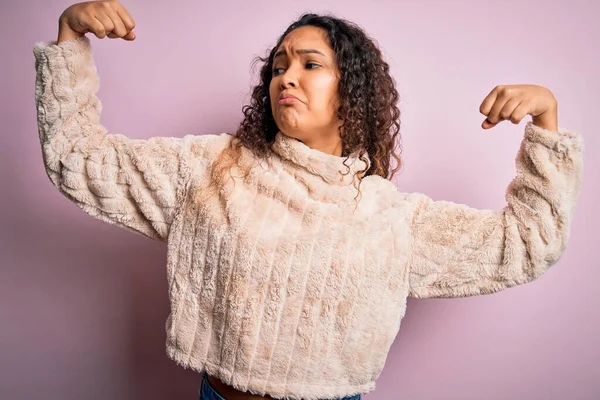 Mujer Hermosa Joven Con Pelo Rizado Usando Suéter Casual Pie — Foto de Stock