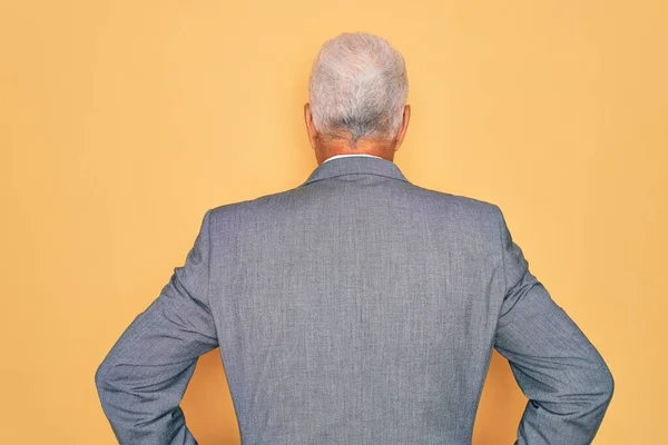 Älterer Grauhaariger Geschäftsmann Mittleren Alters Der Eine Brille Über Gelbem — Stockfoto