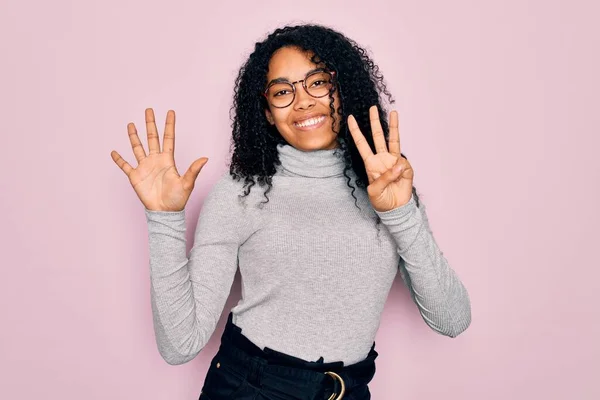 Młoda Afroamerykanka Swetrze Golfem Okularach Różowym Tle Pokazuje Wskazuje Palcami — Zdjęcie stockowe