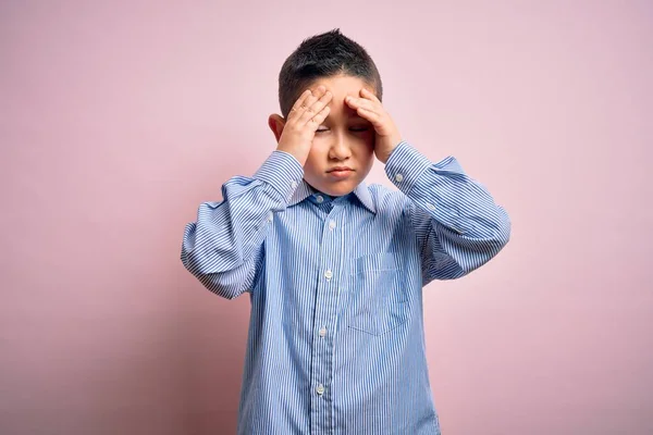 Jovem Garoto Vestindo Camisa Elegante Sobre Fundo Isolado Rosa Sofrendo — Fotografia de Stock