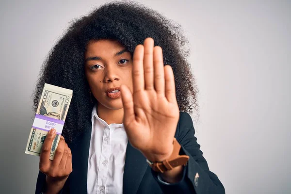 Jovem Mulher Negócios Afro Americana Com Cabelo Afro Segurando Monte — Fotografia de Stock