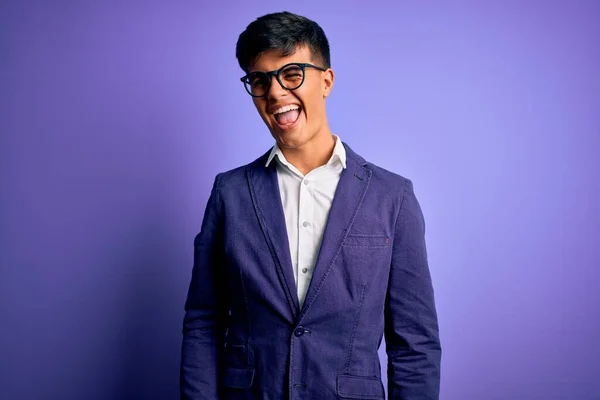 Joven Hombre Negocios Guapo Con Chaqueta Gafas Sobre Fondo Púrpura — Foto de Stock