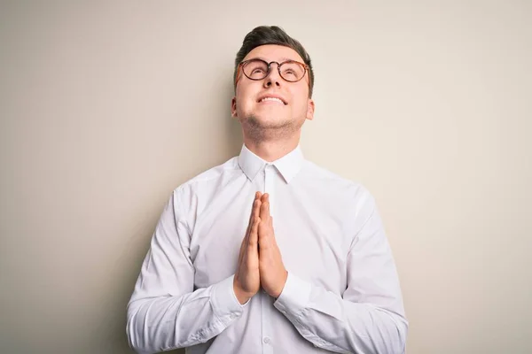 Jovem Mas Bonito Negócio Vestindo Óculos Camisa Elegante Sobre Fundo — Fotografia de Stock