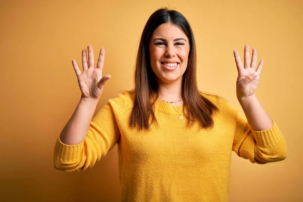 Ung Vacker Kvinna Bär Casual Tröja Över Gul Isolerad Bakgrund — Stockfoto