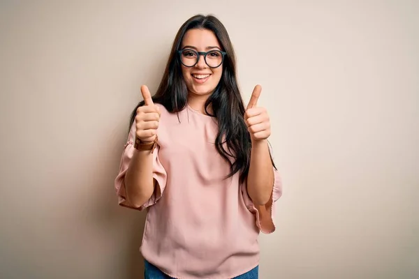 Joven Morena Elegante Mujer Con Gafas Sobre Fondo Aislado Signo —  Fotos de Stock