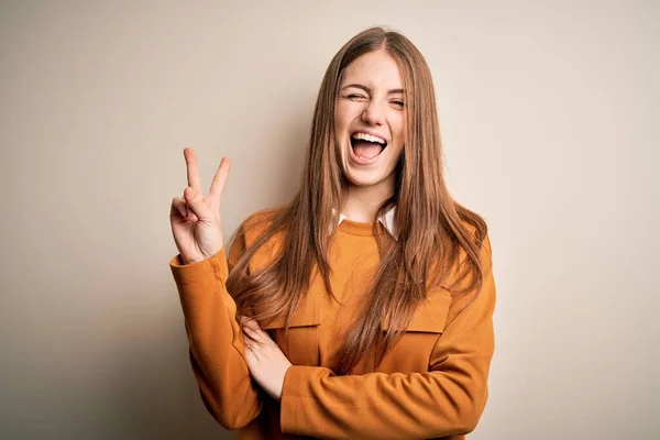 Giovane Bella Rossa Donna Indossa Maglione Casual Sfondo Bianco Isolato — Foto Stock