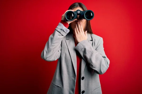 Junge Schöne Frau Mit Blauen Augen Mit Fernglas Über Isoliertem — Stockfoto