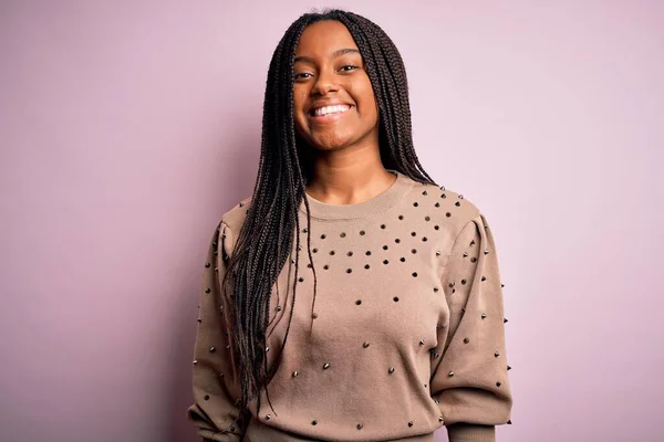 Jonge Afro Amerikaanse Vrouw Draagt Mode Trui Roze Geïsoleerde Achtergrond — Stockfoto