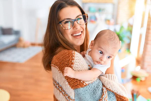 Genç Güzel Bir Kadın Bebeği Evde Duruyor Anne Kucağında Yeni — Stok fotoğraf