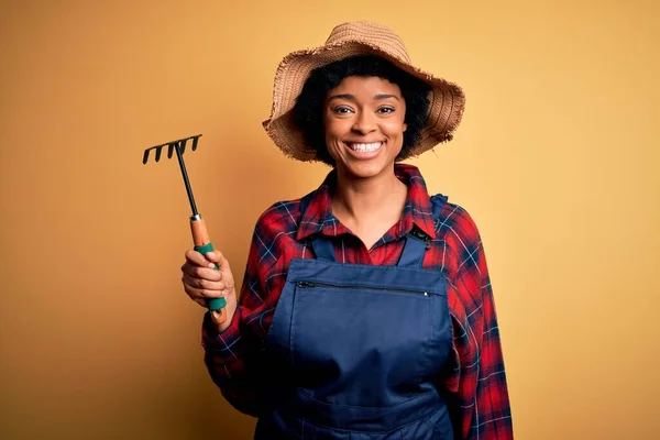 Pemuda Afrika Amerika Afro Petani Wanita Dengan Rambut Keriting Mengenakan — Stok Foto