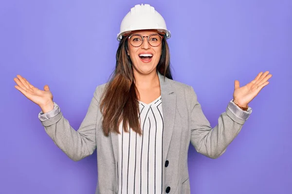 Professionele Vrouw Ingenieur Dragen Van Industriële Veiligheid Helm Pruple Achtergrond — Stockfoto