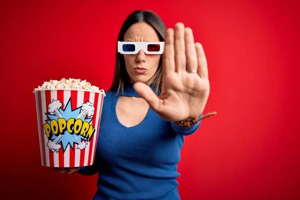 Giovane Donna Bionda Indossa Occhiali Mangiare Pacchetto Popcorn Guardando Film — Foto Stock