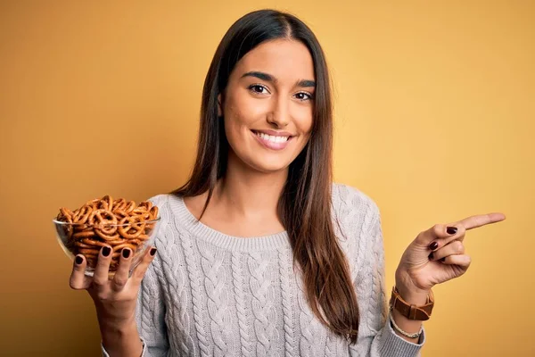 Jong Mooi Brunette Vrouw Oktoberfest Holding Bowl Met Gebakken Duits — Stockfoto