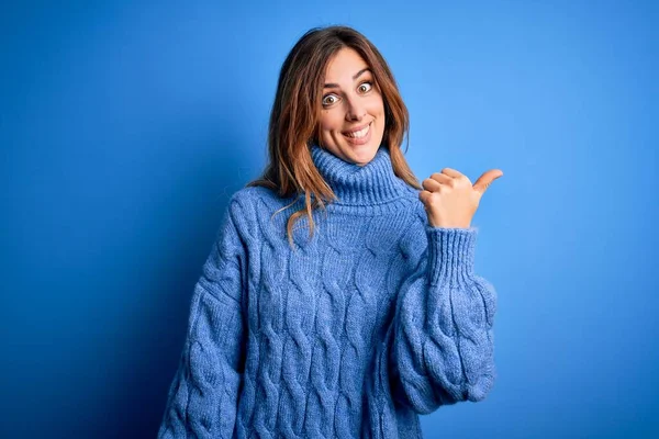 Young Beautiful Brunette Woman Wearing Casual Turtleneck Sweater Blue Background — Stock Photo, Image