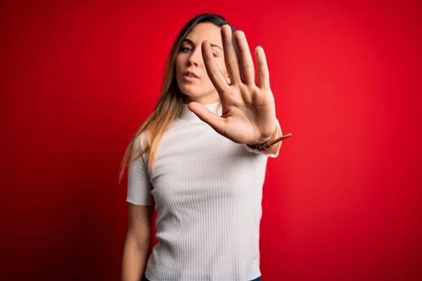 Mulher Loira Bonita Com Olhos Azuis Vestindo Shirt Branca Casual — Fotografia de Stock