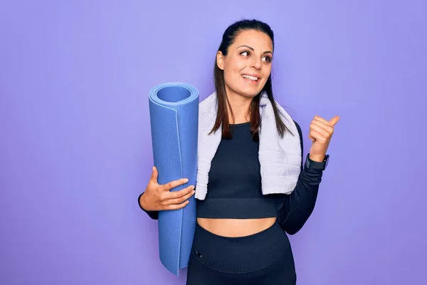 Giovane Bella Bruna Donna Sportiva Utilizzando Tappetino Asciugamano Sportivo Fare — Foto Stock