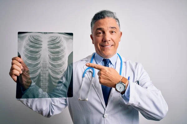 Edad Media Guapo Médico Pelo Gris Hombre Sosteniendo Radiografía Pecho —  Fotos de Stock