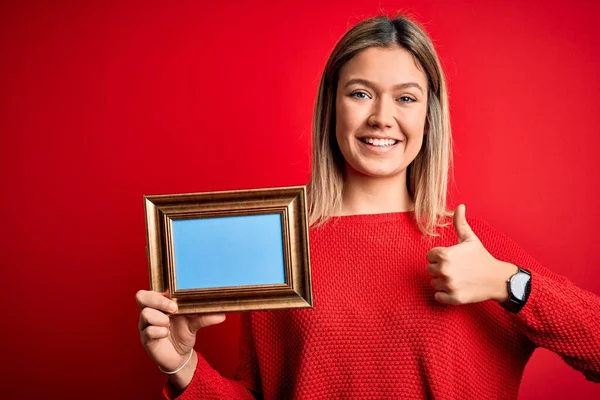 Güzel Bir Kadın Elinde Eski Bir Çerçeve Tutarak Izole Edilmiş — Stok fotoğraf