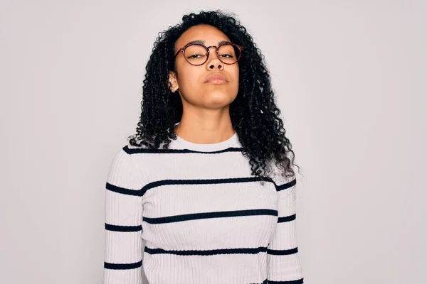 Młoda Afroamerykanka Paski Swetrze Okularach Białym Tle Zrelaksowana Poważnym Wyrazem — Zdjęcie stockowe