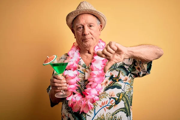 Γκρίζα Μαλλιά Ανώτερος Άνθρωπος Φορώντας Καλοκαιρινό Καπέλο Και Χαβάη Lei — Φωτογραφία Αρχείου