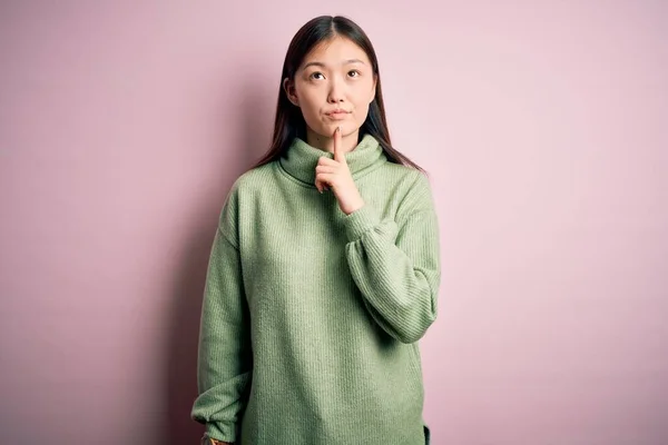 Jovem Bela Mulher Asiática Vestindo Camisola Inverno Verde Sobre Rosa — Fotografia de Stock