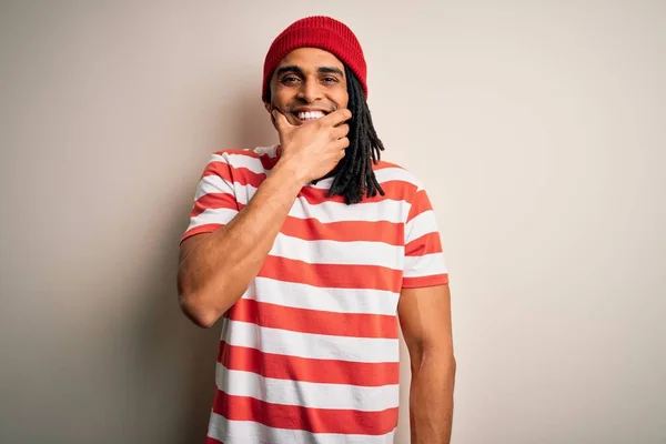 Ung Vacker Afrikansk Amerikansk Man Med Dreadlocks Bär Randig Shirt — Stockfoto