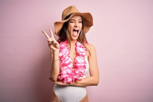 Junge Schöne Brünette Frau Urlaub Badeanzug Und Hawaiiblumen Lächelnd Mit — Stockfoto