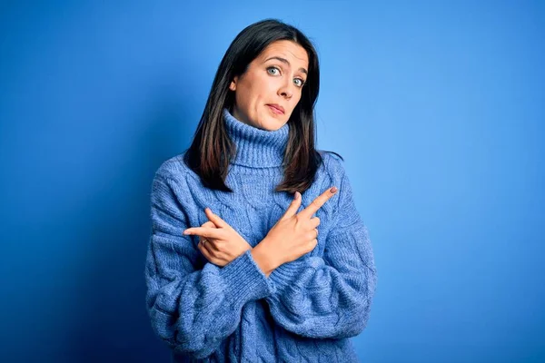 파란색 여자가 터틀넥 스웨터를 손가락으로 가리키고 있습니다 — 스톡 사진
