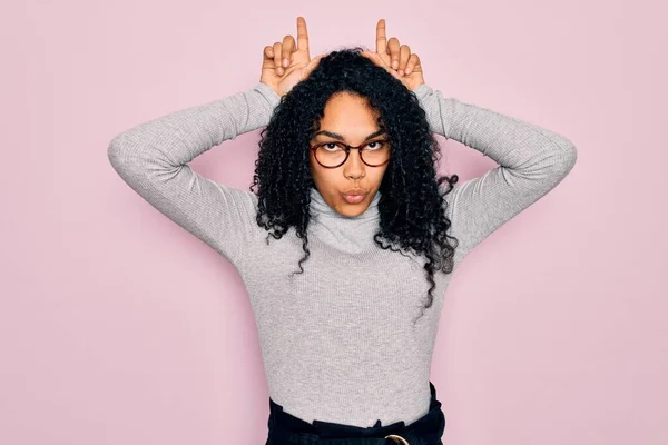 Młoda Afroamerykanka Ubrana Sweter Okulary Różowym Tle Robi Zabawny Gest — Zdjęcie stockowe