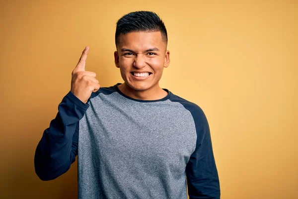 Joven Hombre Latino Guapo Con Camiseta Casual Pie Sobre Fondo —  Fotos de Stock