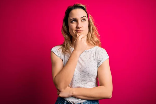 Mulher Loira Bonita Nova Vestindo Shirt Casual Sobre Fundo Rosa — Fotografia de Stock