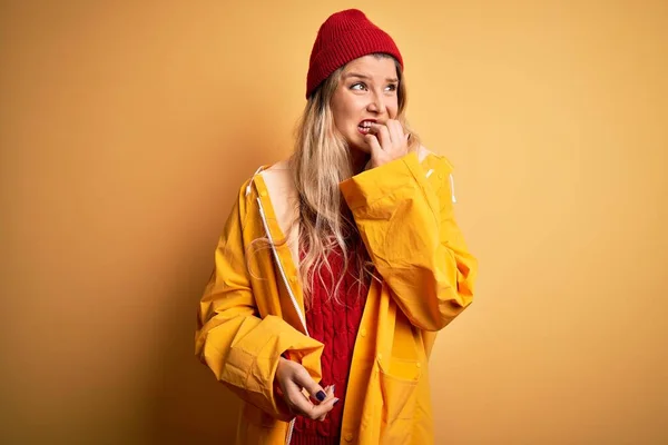 Jonge Mooie Blonde Vrouw Draagt Regenjas Wollen Kap Geïsoleerde Gele — Stockfoto