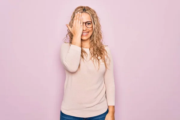 Jovem Mulher Loira Bonita Vestindo Camisola Casual Óculos Sobre Fundo — Fotografia de Stock
