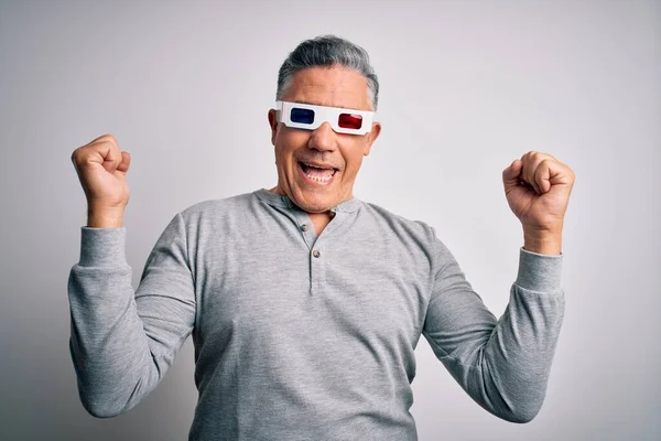 Zole Edilmiş Beyaz Arka Plan Üzerinde Gözlük Kullanan Orta Yaşlı — Stok fotoğraf