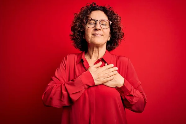 Middelbare Leeftijd Mooie Krullend Haar Vrouw Dragen Casual Shirt Bril — Stockfoto