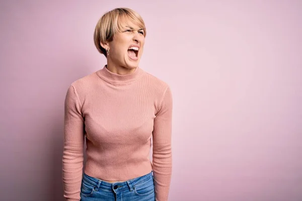 Ung Blond Kvinna Med Kort Hår Bär Casual Turtleneck Tröja — Stockfoto