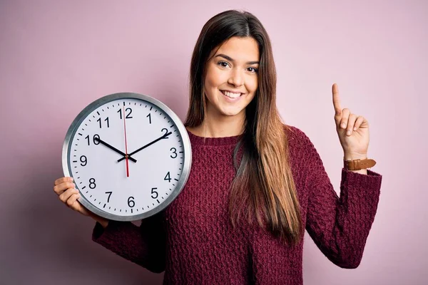 Jovem Menina Bonita Fazendo Contagem Regressiva Segurando Grande Relógio Sobre — Fotografia de Stock