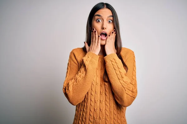 Jonge Mooie Brunette Vrouw Dragen Casual Trui Geïsoleerde Witte Achtergrond — Stockfoto